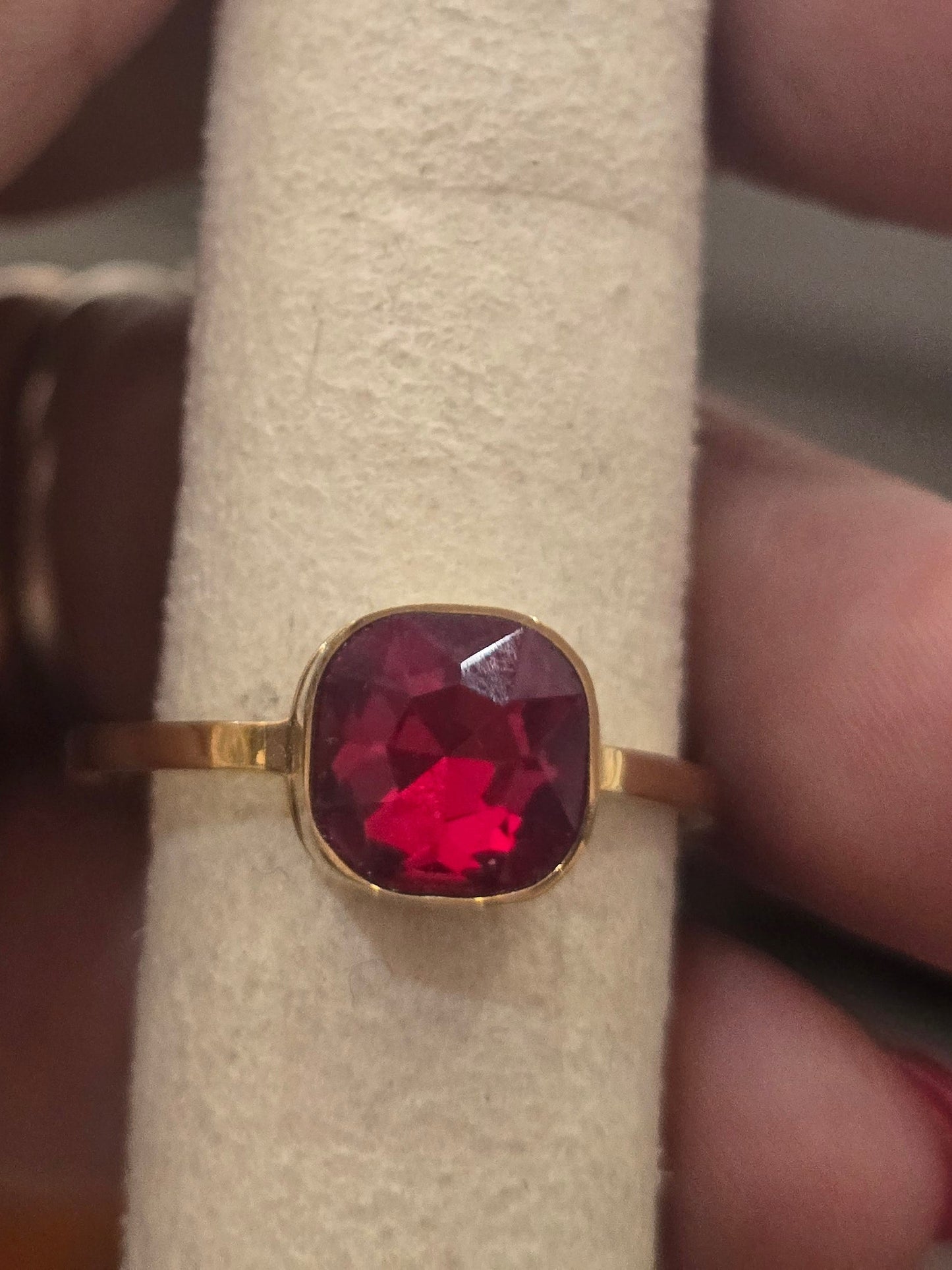 Anello con pietra rossa in acciaio medicale My lovely