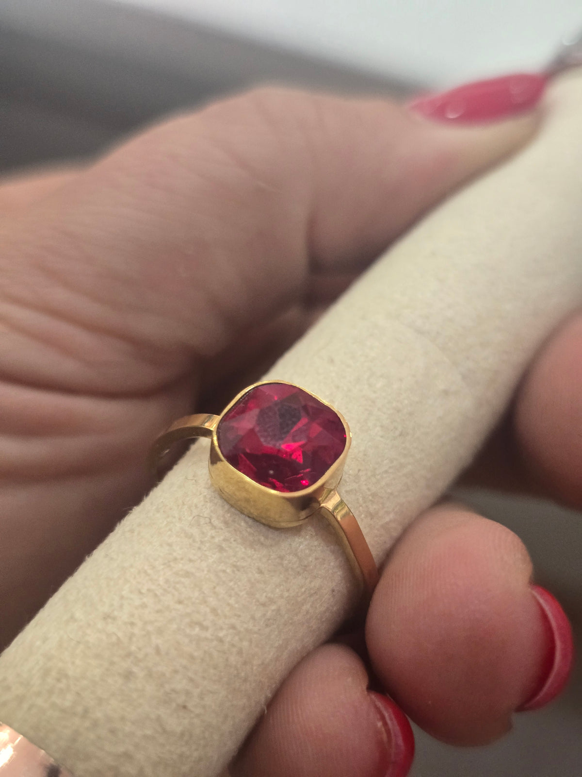 Anello con pietra rossa in acciaio medicale My lovely
